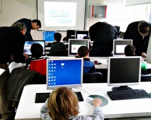 padres de alumnos de conmasfuturo.com viendo los proyectos finales