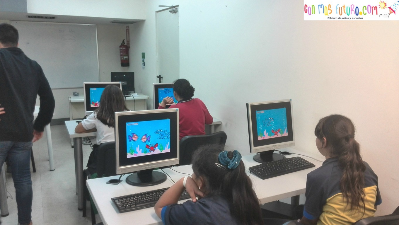 niños programando en Scratch
